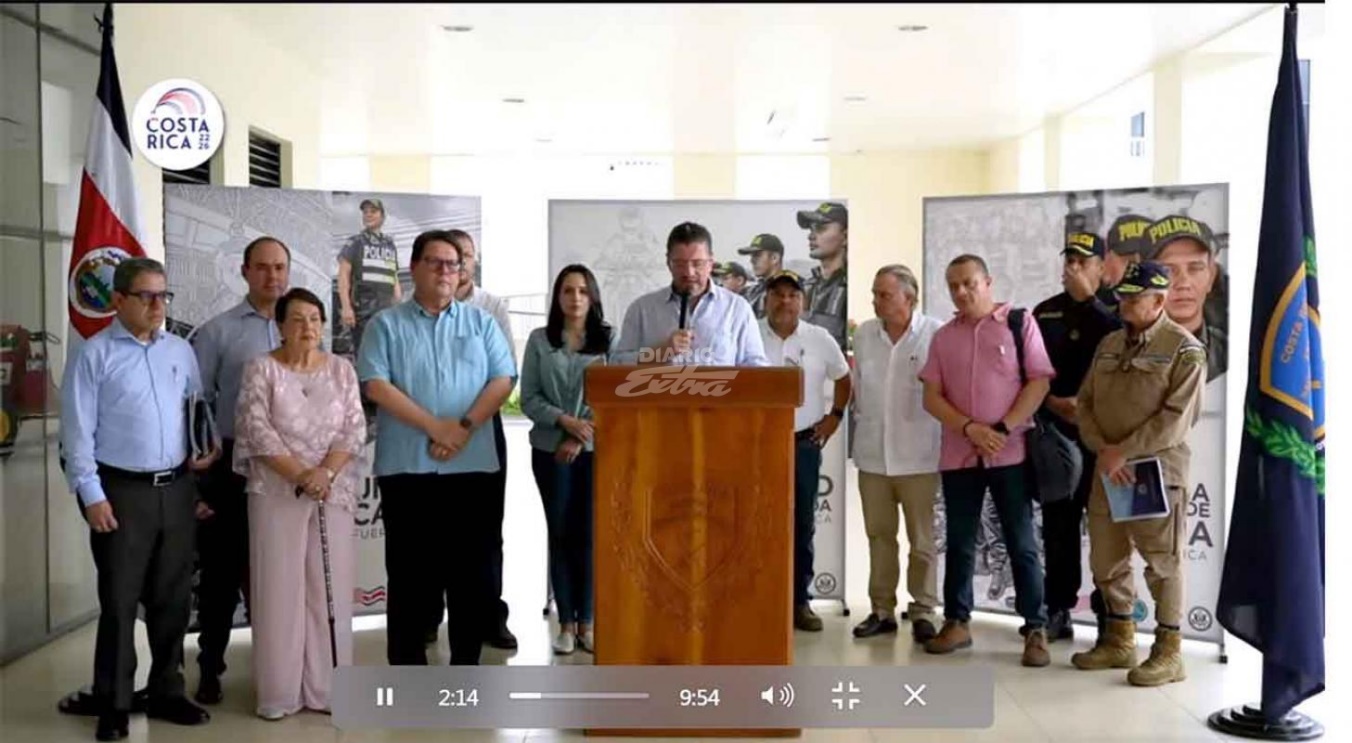 Una foto de un grupo de personas posando para una foto
Descripción generada automáticamente